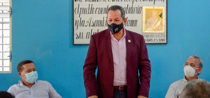 Porfirio Peralta de reúne con decenas de emprendedores comerciantes textiletos en Azua